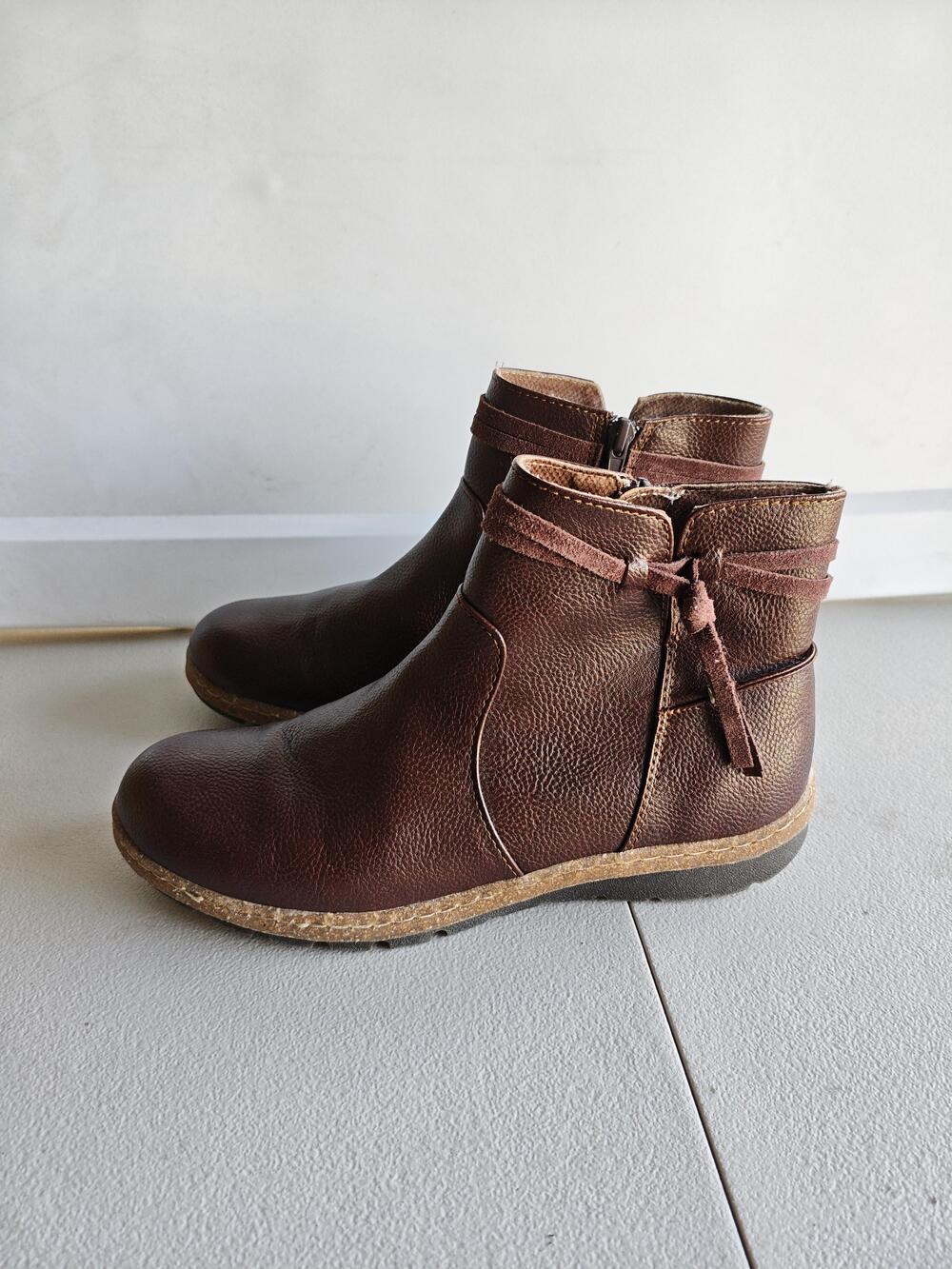 B.o.c. Boots Womens Size 7.5 Brown Leather Ankle Zip Flat Comfort Booties